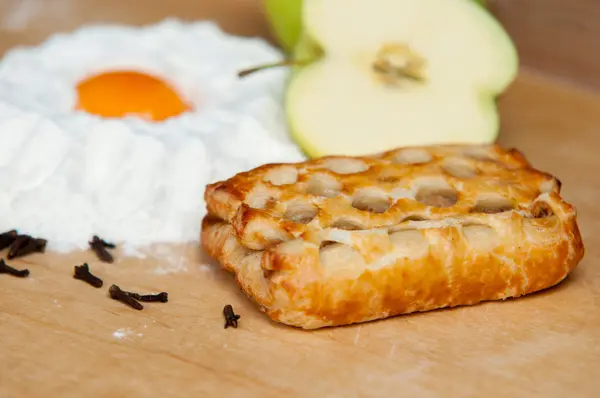 Torta de maçã assada fresca pequena — Fotografia de Stock