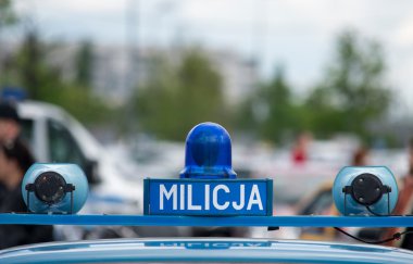 eski bir araba tabelada milicja (eski polis) Lehçe