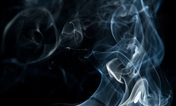 Abstrakter Rauch isoliert auf schwarz — Stockfoto