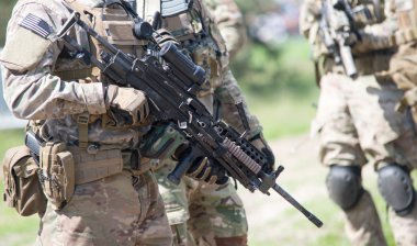 Ormanda tüfekli bir asker.