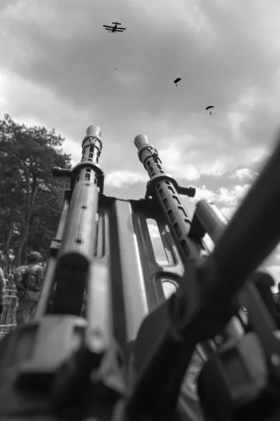 Uçak iniş paraşüt ile makineli tüfek Anti — Stok fotoğraf