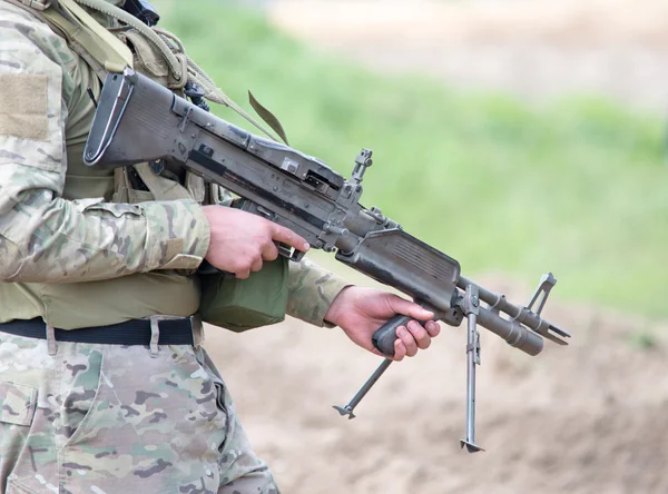 Soldier with heavy machine gun — Stock Photo, Image