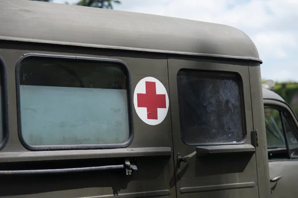 Närbild på militära sjukvårdare lastbil — Stockfoto