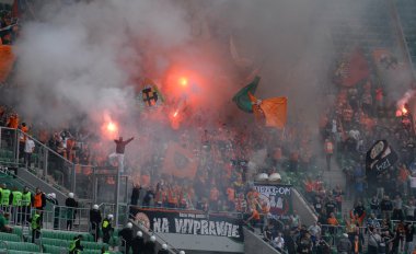 Wroclaw. Polonya - 26 Nisan: t-mobile ekstraklasa wks slask wroclaw ve zaglebie zaglebie lubin holigan hayranları arasında maç. motivationon 26 Nisan 2014 Wroclaw. Polonya.