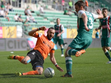 Wroclaw. Polonya - 26 Nisan: t-mobile ekstraklasa wks slask wroclaw ve zaglebie lubin arasındaki maç. widanow pawel Slayt mücadele üzerinde 26 Nisan 2014 Wroclaw. Polonya.