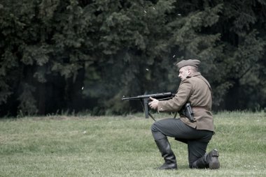Wroclaw, Polonya 11 Mayıs. thompson makineli tüfek patlaması sırasında tarihsel reenactment WWII, 11 Nisan 2014 ateş asker Polonya wroclaw, Polonya