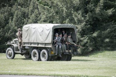 Wroclaw, Polonya 11 Mayıs. tarihsel reenactment 11 Nisan 2014 Dünya, Savaşı sırasında asker kamyon Lehçe wroclaw, Polonya