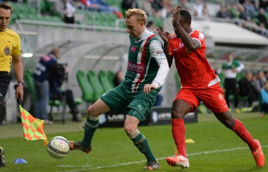 Wroclaw. Polonya - may12: maç t-mobile ekstraklasa wks slask wroclaw ve widzew lodz. lmay 12, 2014 yılında wroclaw üzerinde Sebastian mila ve okachi princewil. Polonya.