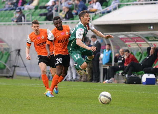 Wroclaw. POLÓNIA - 26 de abril: Match T-Mobile Ekstraklasa entre Wks Slask Wroclaw e Zaglebie Lubin. Foul on Dudu on April 26, 2014 in Wroclaw. Polónia . — Fotografia de Stock