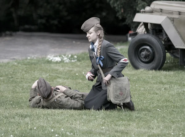 Wroclaw, Polen maj 11. polska sårad soldat och sjuksköterska under historiskt återskapande av andra världskriget, den 11 maj, 2014 wroclaw, Polen — Stockfoto