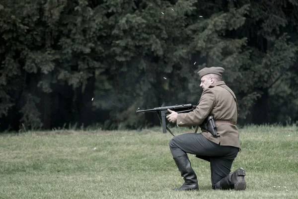 Wroclaw, Polen maj 11. polsk soldat skjuter brast från thompson maskingevär under historiskt återskapande av andra världskriget, den 11 maj, 2014 wroclaw, Polen — Stockfoto