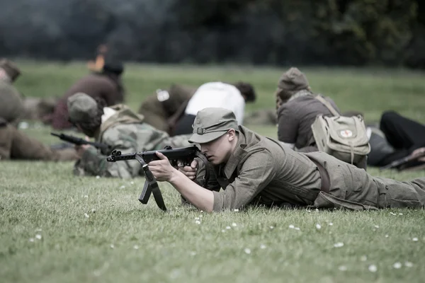 Wrocław, Polska 11 maja. Polski młody żołnierz podczas rekonstrukcji historycznej o II wojnie światowej, 11 maja 2014 Wrocław, Polska — Zdjęcie stockowe