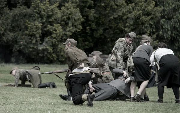 Wrocław, Polska 11 maja. rekolekcje polskiego żołnierza podczas rekonstrukcji historycznej o II wojnie światowej, 11 maja 2014 Wrocław, Polska — Zdjęcie stockowe