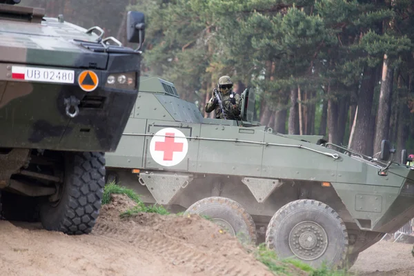 Wroclaw, Polônia - 10 de maio. 2014: AMV XC-360P Veículo blindado Rosomak com suporte médico blindado em show militar em 10 de maio de 2014 em Worclaw, Polônia — Fotografia de Stock