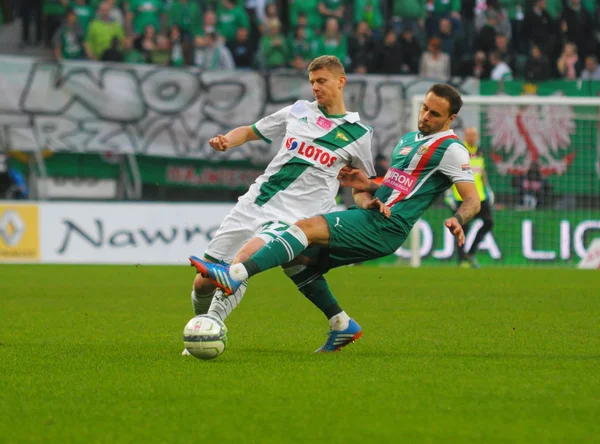 Wroclaw. POLONIA - 12 de abril: Partido T-Mobile Ekstraklasa entre Wks Slask Wroclaw y Lechia Gdansk. Difícil tackle el 12 de abril de 2014 en Wroclaw. Polonia . —  Fotos de Stock