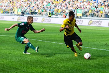 Wroclaw. Polonya - Ağustos 06: maç wks slask wroclaw ve borussia arasında dostça dortmund. Pierre-emerick aubameyang ve piotr celeban Ağustos 06, 2014 yılında wroclaw. Polonya.