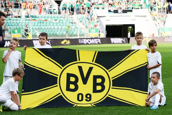 Breslau. polen - august 06: freundschaftsspiel zwischen wks slask wroclaw und borussia dortmund. bvb-Flagge am 06. August 2014 in Breslau. Polen. — Stockfoto