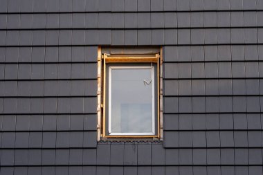 tek bir aile evinin yapım aşamasındaki yeni pencere