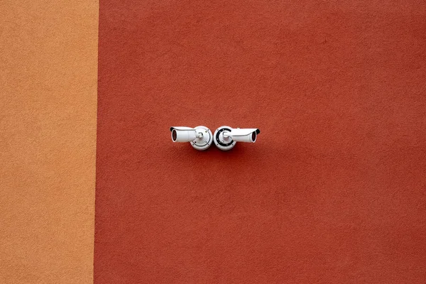 建物の壁の つの監視カメラ — ストック写真