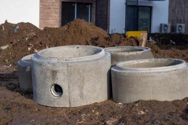Kanalizasyon su sistemindeki beton drenaj borusu.