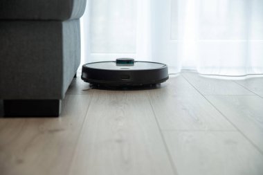 Robot elektrikli süpürge yeri temizliyor.