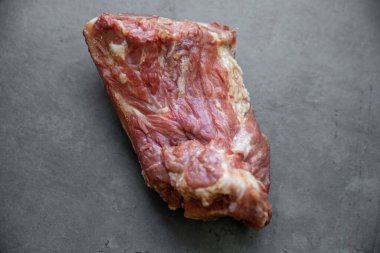 Bir parça haşlanmış domuz pastırması.