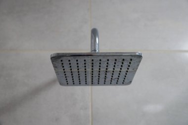 Banyo yağmurunda sert su taşı