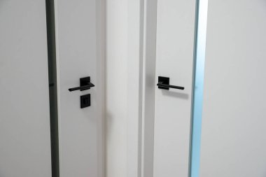 İki kapı, beyaz ve siyah ışık seçilecek.