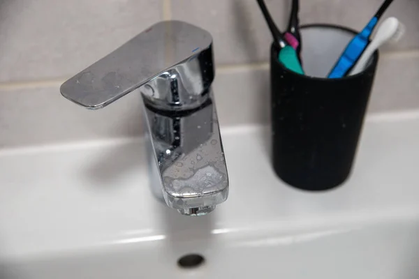 Residuos Agua Dura Pasta Dientes Suciedad Grifo Del Baño — Foto de Stock