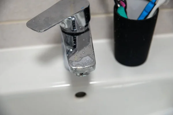 浴室水龙头上的硬水残渣和牙膏污垢 — 图库照片