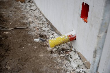 Kanalizasyon borusu, hendek, ön cephede inşa edilmiş, yapım aşamasında.