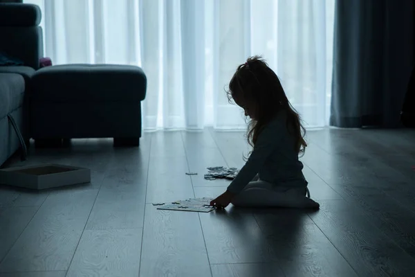 Little Girl Putting Puzzles Floor Living Room — ストック写真