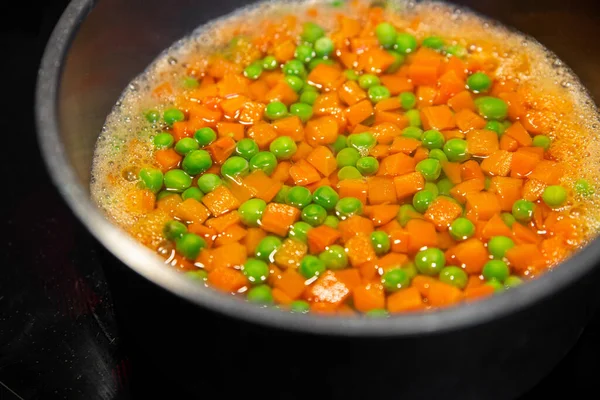 Guisantes Zanahorias Cocinan Una Olla Una Placa Inducción — Foto de Stock