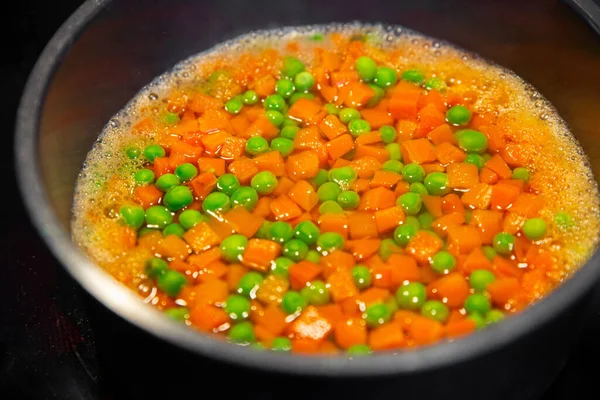 Guisantes Zanahorias Cocinan Una Olla Una Placa Inducción — Foto de Stock