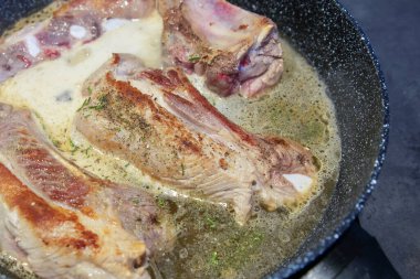 Bir parça et tavada kızarır..