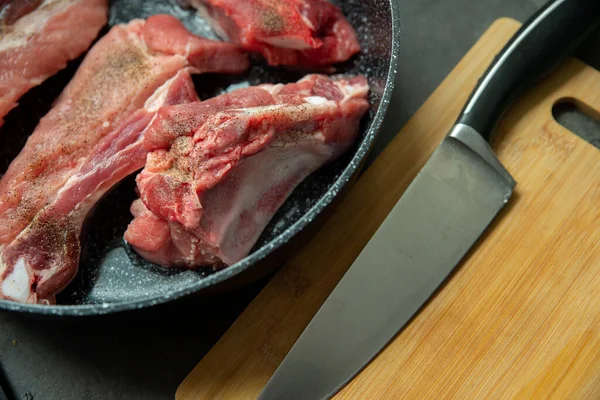 Çiğ domuz pirzolası kızartma tavasında yağda kızartılır.