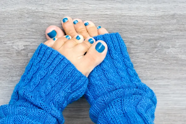 Piedi con manicure unghie blu — Foto Stock