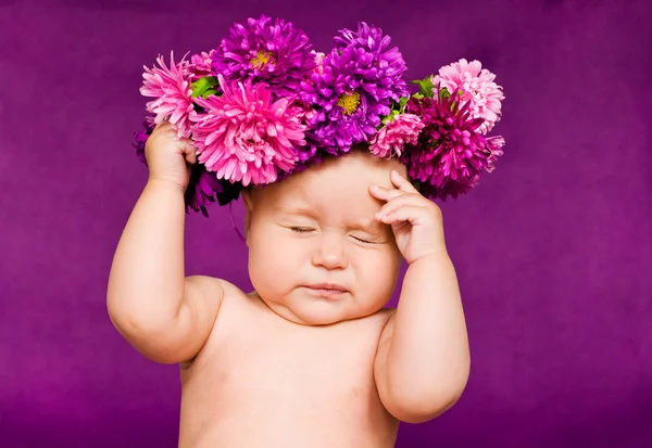 Bebé con corona de flores —  Fotos de Stock