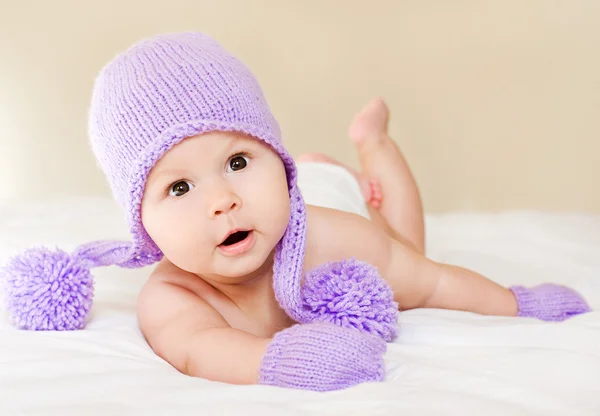 Немовля в рукавиці і шапочка — стокове фото