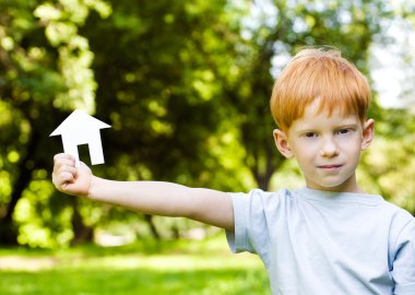 Kızıl saçlı çocuk elinde küçük bir ev