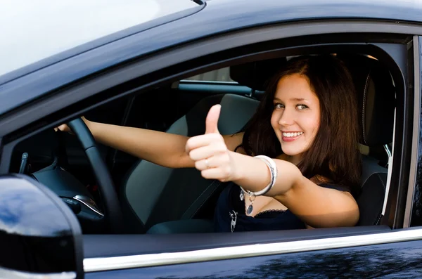 Kvinna i bilen — Stockfoto