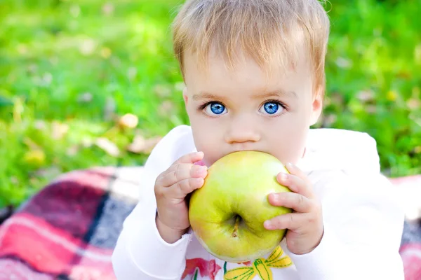 Дитина і яблуко — стокове фото