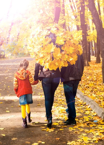 Familia en el parque —  Fotos de Stock