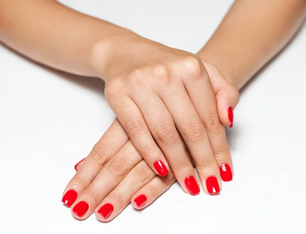 Manos con manicura roja — Foto de Stock