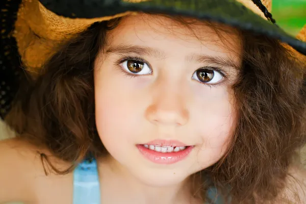 Criança com cabelo encaracolado — Fotografia de Stock