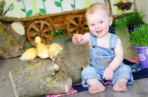 Bébé avec canards — Photo