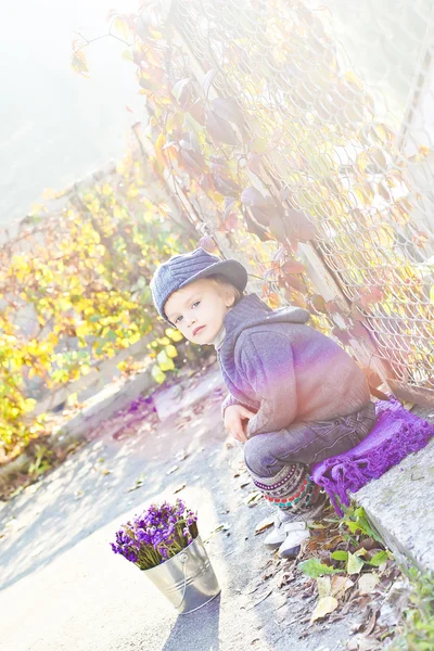 Niño con flores de otoño —  Fotos de Stock
