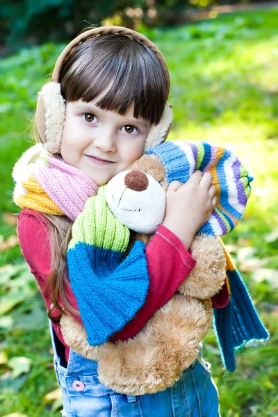 Mädchen mit Spielzeug — Stockfoto