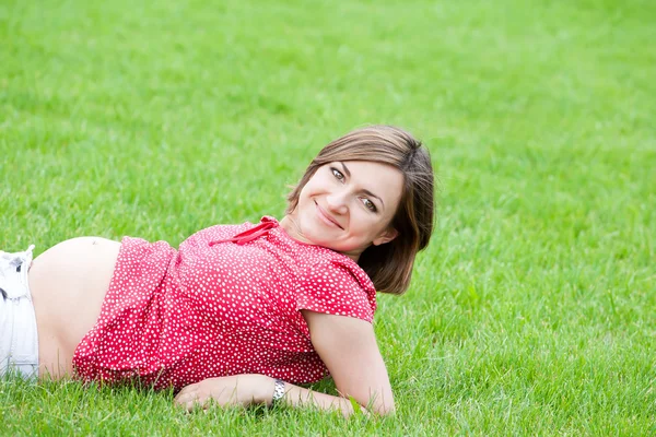 Schwanger auf dem Gras — Stockfoto