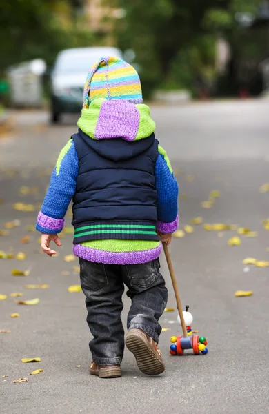 Baby play outdoor — Stock Photo, Image